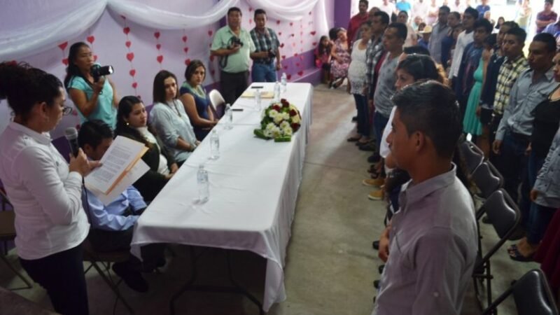 INVITAN A PAREJAS A UNIRSE EN MATRIMONIO.