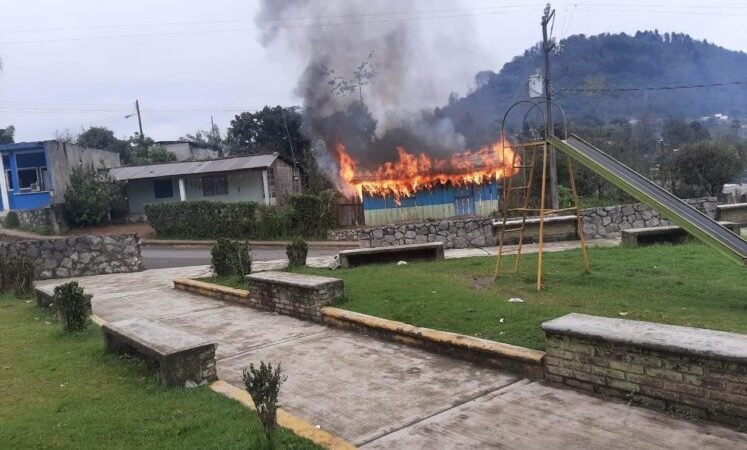 VIVIENDA ES CONSUMIDA POR EL FUEGO.