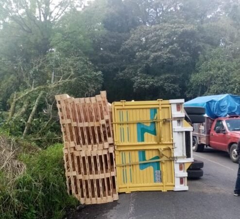 VUELCA CAMIONETA EN CHOCAMÁN