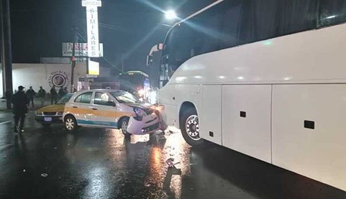 Choca autobús contra 2 taxis en bulevar a Peñuela; un herido