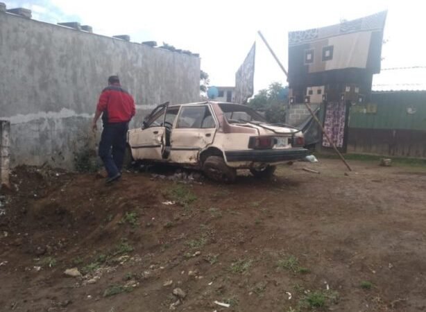 DESTROZA AUTO EN VOLCADURA