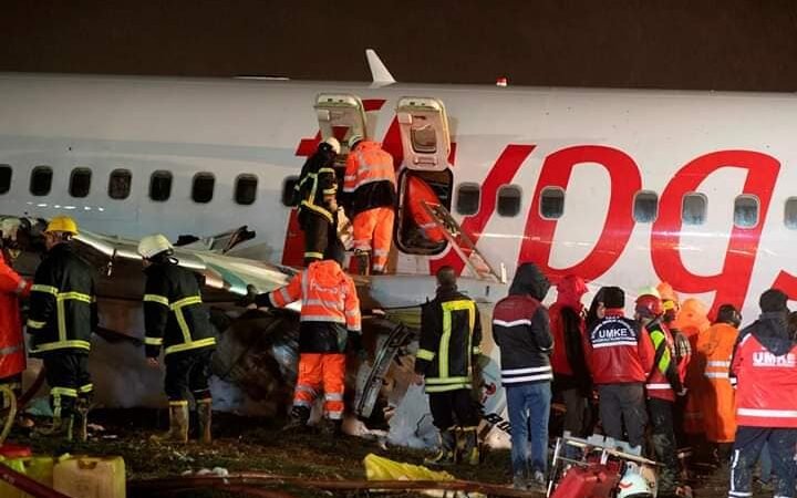 DESPLOME DE AVIÓN TURCO DEJA UN MUERTO Y 137 HERIDOS