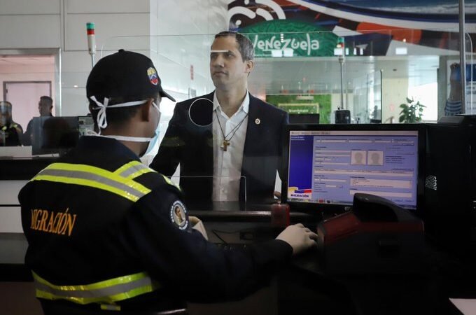 EN MEDIO DE ENFRENTAMIENTOS GUAIDÓ REGRESA A VENEZUELA.