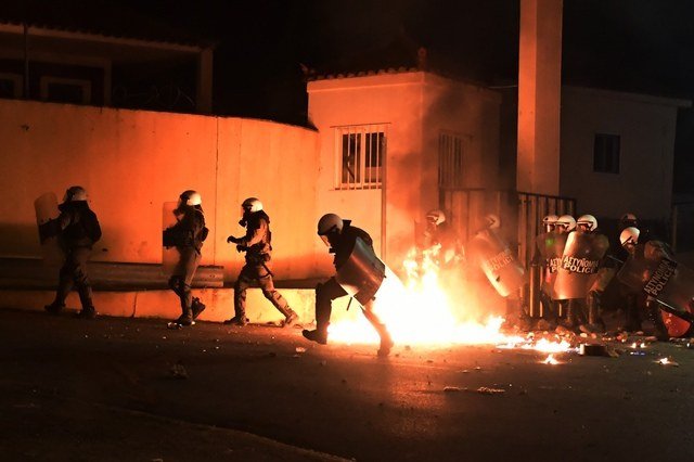 DECENAS DE POLICÍAS HERIDOS EN PROTESTAS EN GRECIA