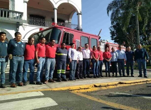 BOMBEROS RECIBE CAMIÓN PARA ATENDER INCENDIOS