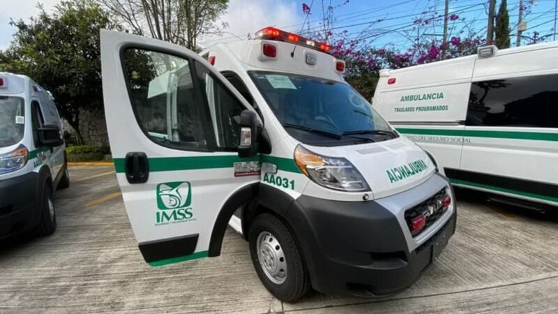 LLEGAN MAS AMBULANCIAS AL IMSS