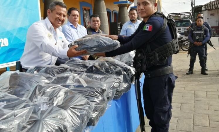 ENTREGA ALCALDE DE AMATLÁN UNIFORMES A LA POLICÍA