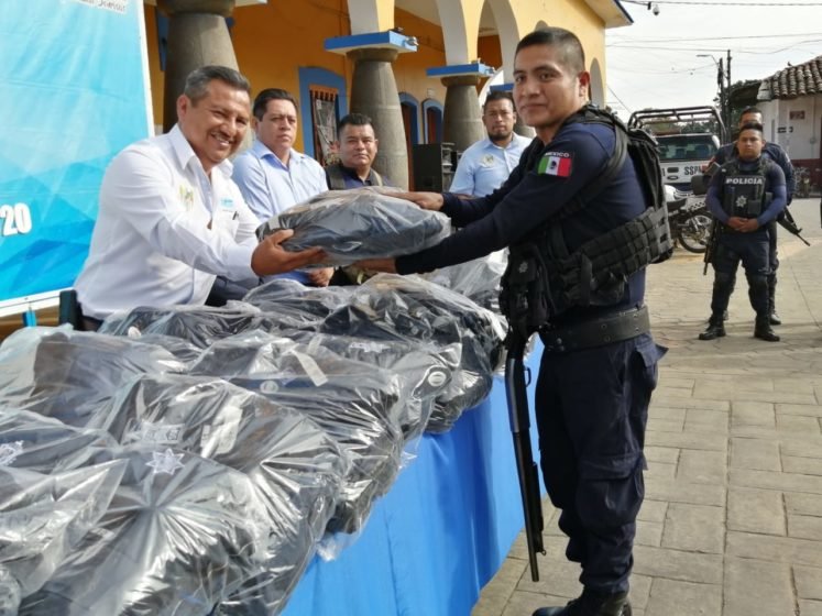 ENTREGA ALCALDE DE AMATLÁN UNIFORMES A LA POLICÍA