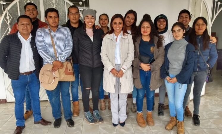 RECIBEN A ESTUDIANTES DE LA UNAM