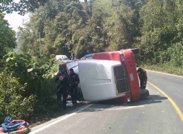 TRÁILER, A PUNTO DE CAER A BARRANCO