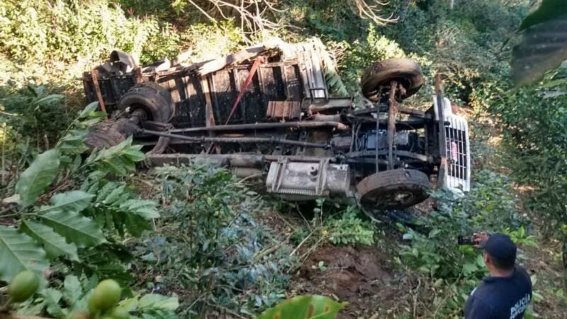 VUELCA CAMIÓN CARGADO DE CHATARRA