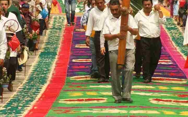 PREPARAN ALFOMBRAS DE ALPATLÁHUAC