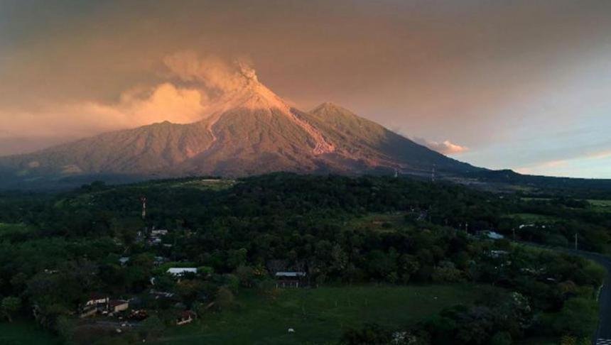 VOLCÁN DE FUEGO AUMENTA ERUPCIONES Y LANZA CENIZA