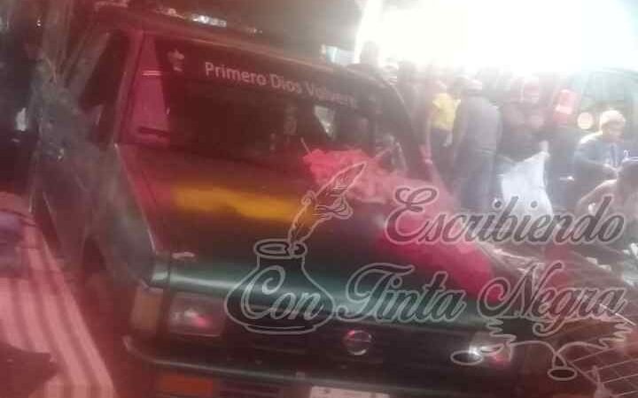 CAMIONETA CAUSA DESTROZOS EN PLAZA DE COSCO