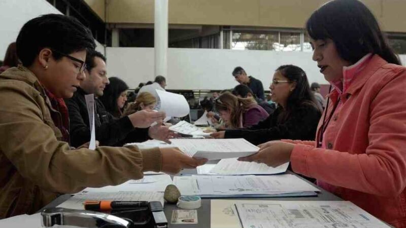 ENTREGAN PLAZAS A 138 DOCENTES