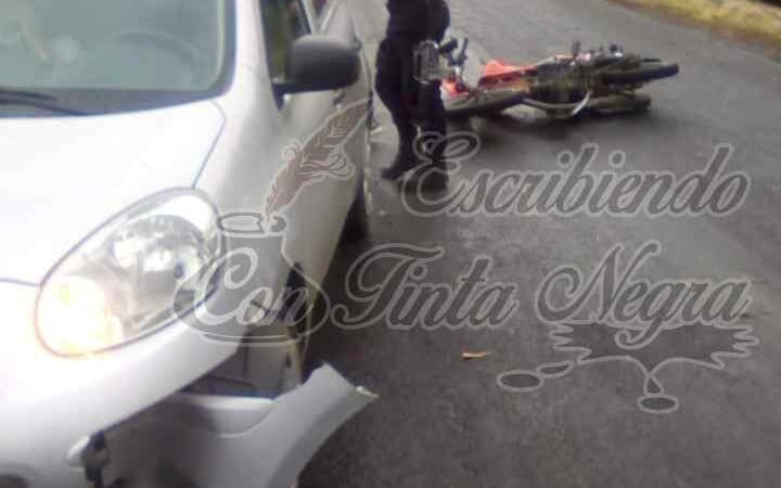 CHOCA NISSAN MARCH CONTRA MOTOCICLISTA