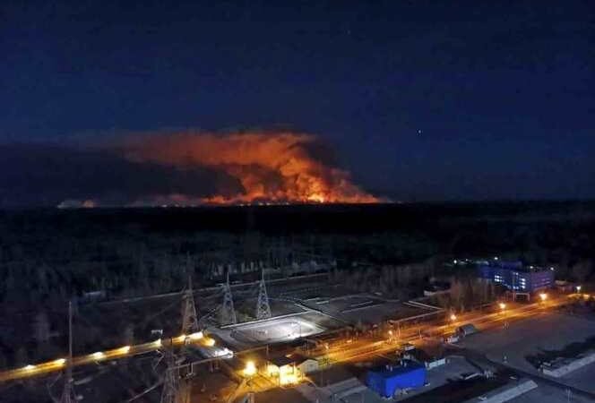 EXISTE RIESGO DE RADIACIÓN POR INCENDIO EN CHERNÓBIL, ALERTA GREENPEACE