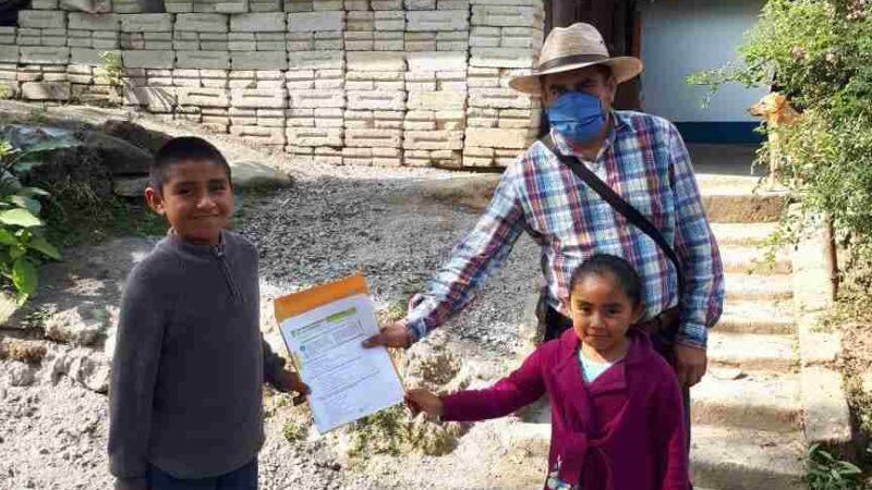 MAESTRO LLEVA ACTIVIDADES Y TAREAS HASTA CASA DE SUS ALUMNOS