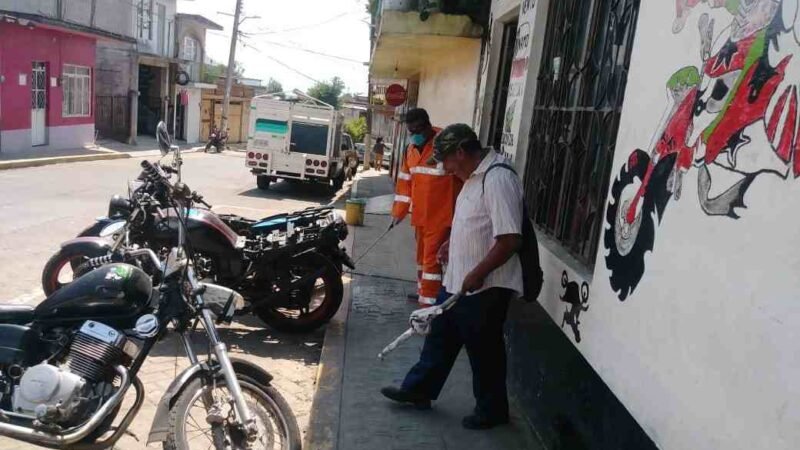 APLICAN SANITIZANTE EN ESPACIOS PÚBLICOS