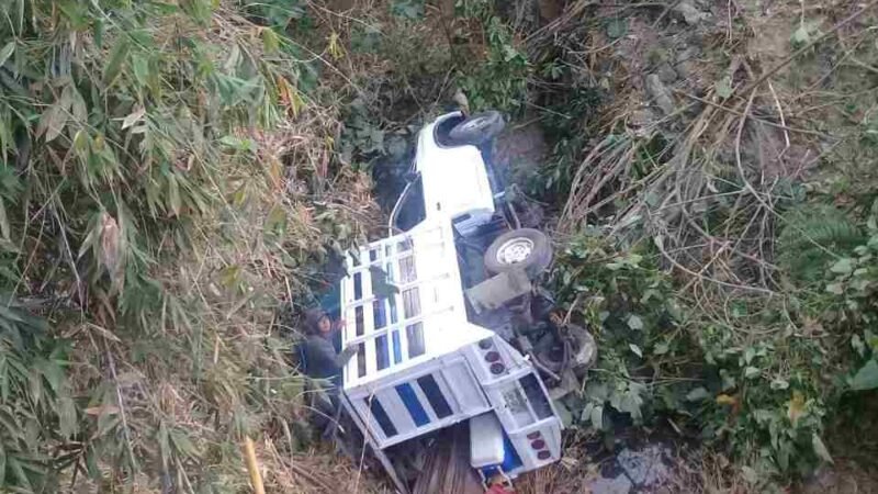 CAE CAMIONETA A RÍO