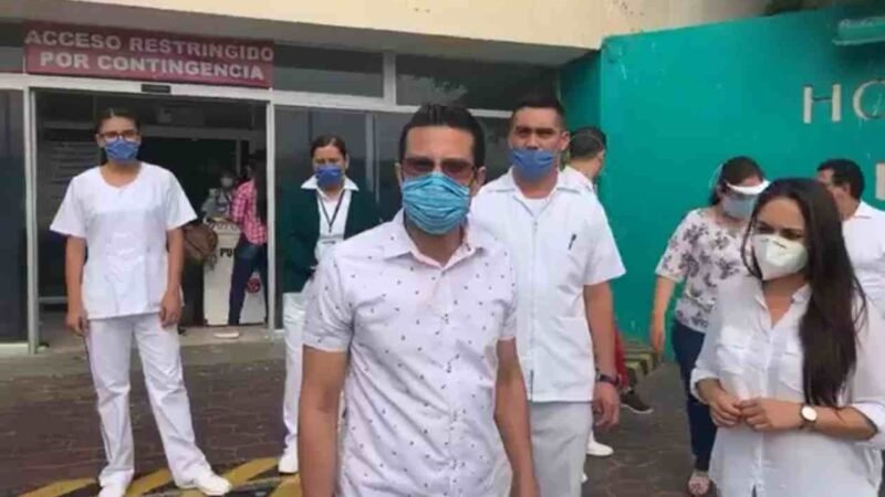 EMPRESARIO ENTREGA EQUIPO A PERSONAL MÉDICO