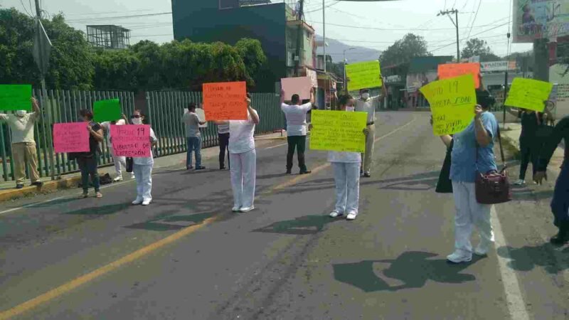 PROTESTAN TRABAJADORES DEL HOSPITAL DE COSCO