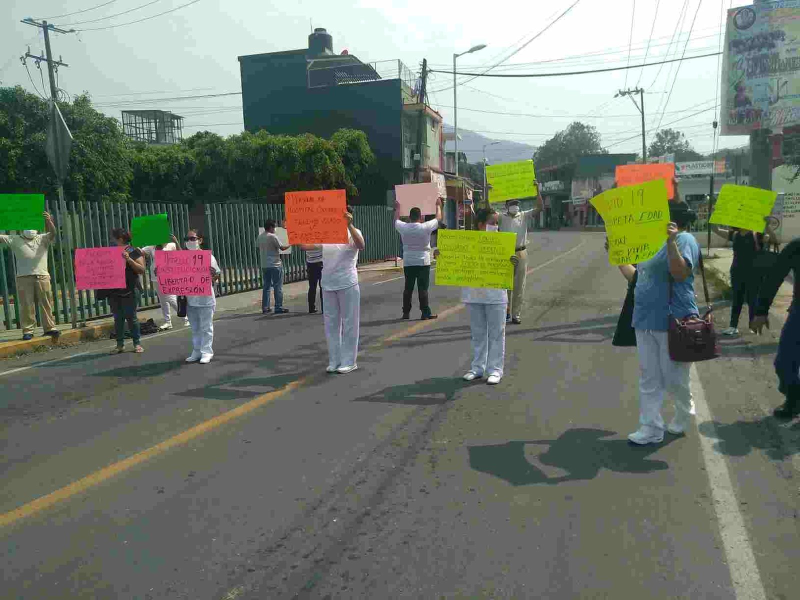PROTESTAN TRABAJADORES DEL HOSPITAL DE COSCO