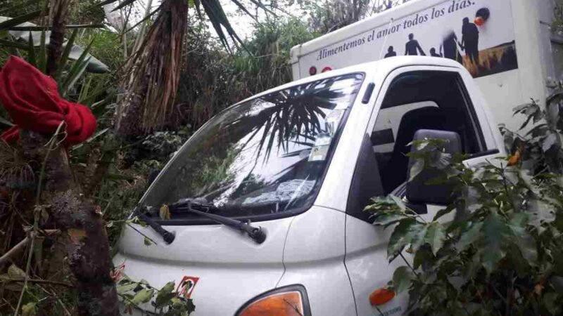 CAMIONETA DE GAMESA TERMINA EN EL FONDO DE UNA PENDIENTE