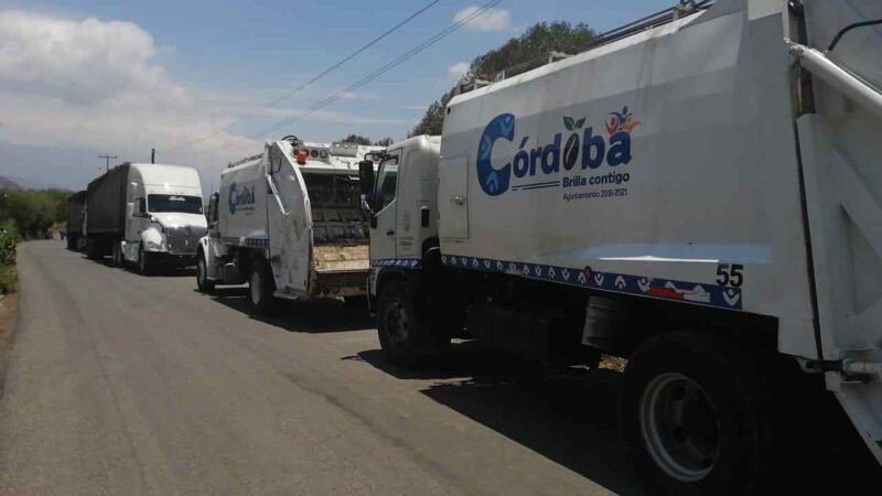 RETIENEN CAMIONES DE BASURA DE CÓRDOBA