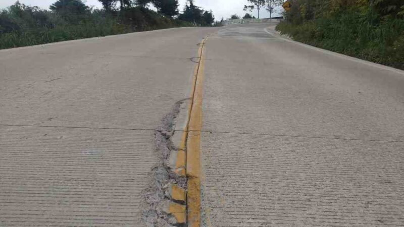 ALCALDESA DE CALCAHUALCO HACE OBRA “PATITO”