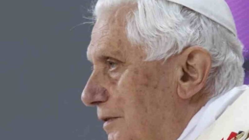 HOY QUIEN SE OPONGA AL MATRIMONIO HOMOSEXUAL O AL ABORTO ES SOCIALMENTE EXCOMULGADO: BENEDICTO XVI