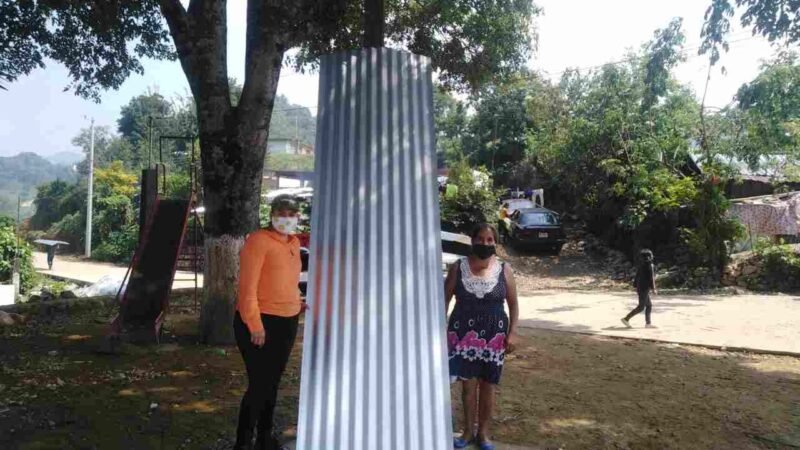 ENTREGAN LÁMINAS A FAMILIAS DE TEPAMPA