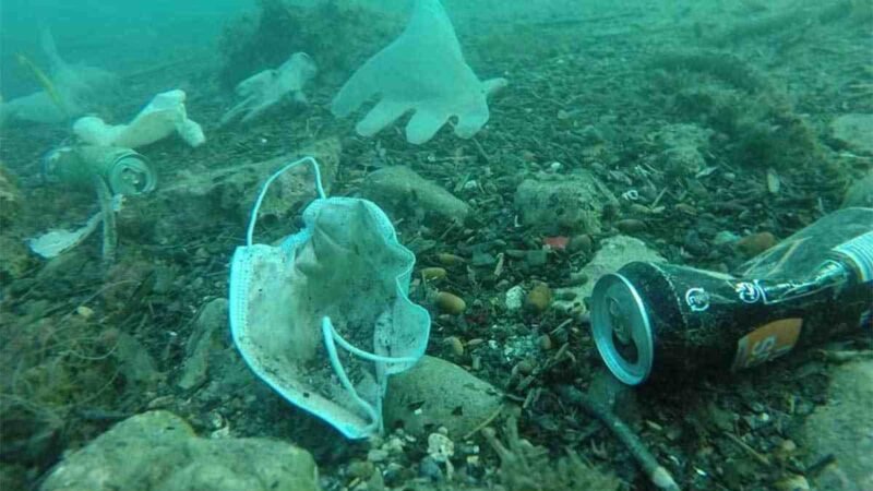 ‘COCHINERO’ DE CUBREBOCAS Y GUANTES EN AGUAS DEL MEDITERRÁNEO