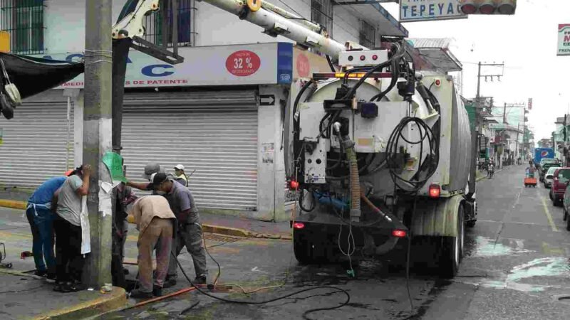 CIERRAN CENTRO DE HUATUSCO POR DESASOLVE DE DRENAJE