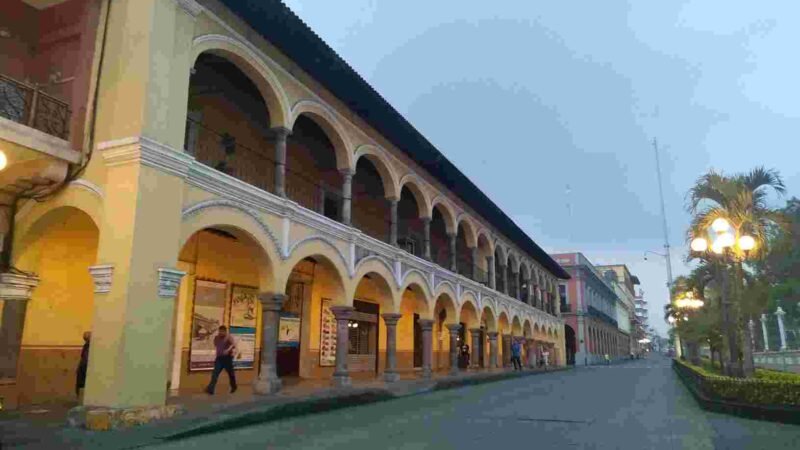 GOBERNADOR EMITE DECRETO PARA QUE CIERREN CENTROS DE LAS CIUDADES