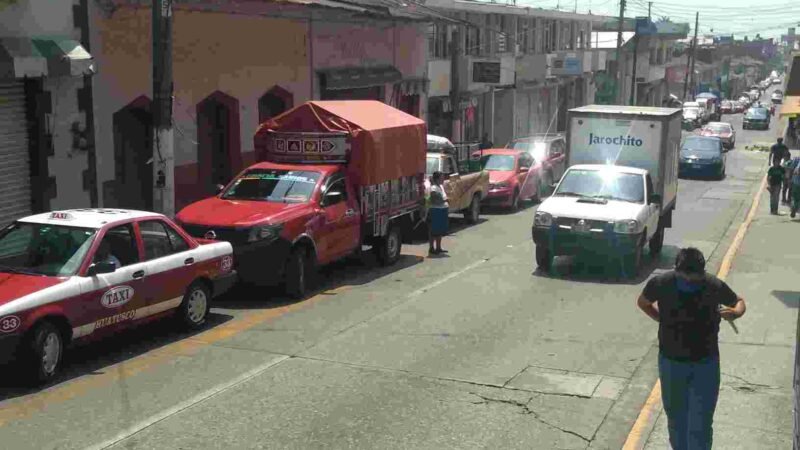 AUMENTA FLUJO DE VEHÍCULOS EN HUATUSCO