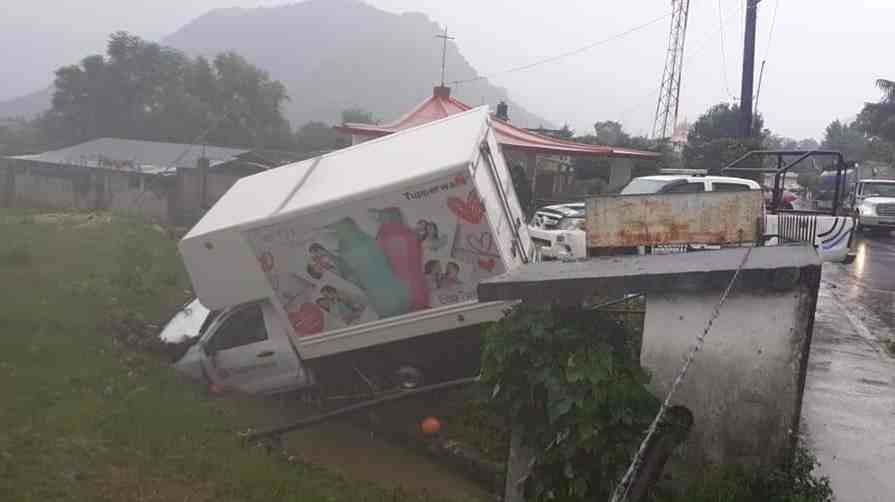 CAMIONETA TERMINA FUERA DE LA CARRETERA