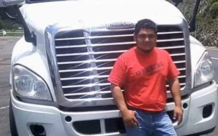 TRAILERO SE QUEDÓ SIN FRENOS Y DECIDIÓ LANZARSE A BARRANCA DEL METLÁC