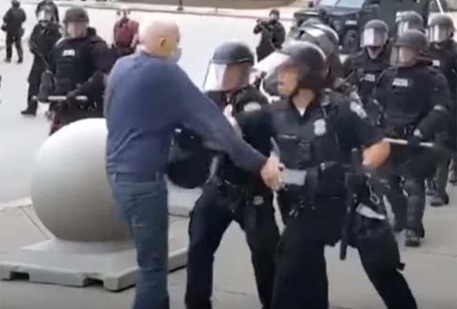 RENUNCIAN 57 POLICÍAS TRAS SUSPENDER A AGENTES QUE EMPUJARON A ABUELITO
