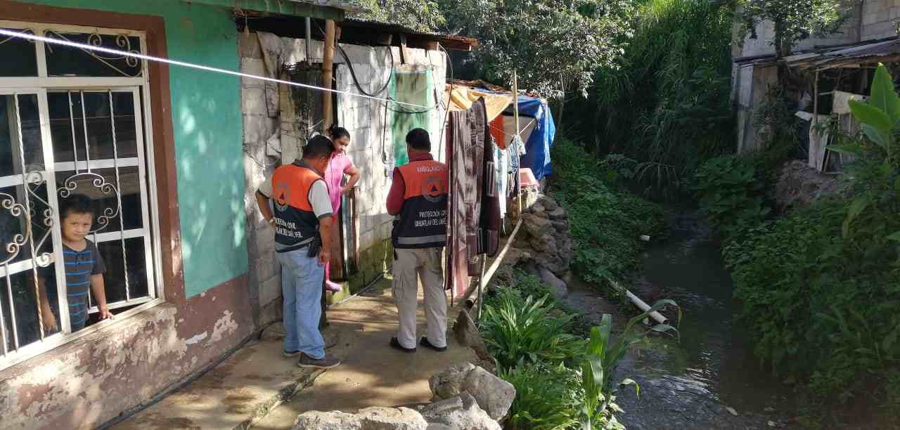 NOTIFICAN A FAMILIAS QUE VIVEN EN ZONA DE ALTO RIESGO