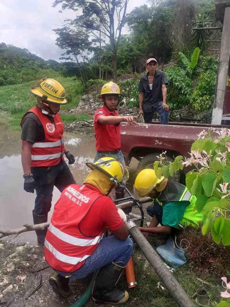 BOMBEROS DE FORTÍN APOYA EN CONTINGENCIA EN ATOYAC