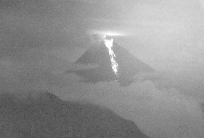 VOLCÁN SANGAY ENTRA EN ERUPCIÓN; CENIZA CAE EN CIUDADES