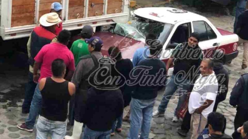 SE ESTRELLA TAXI CONTRA CAMIONETA