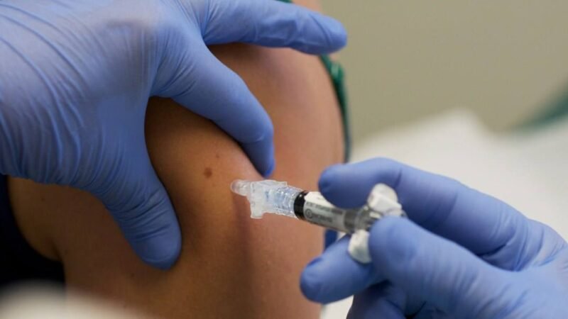 CHINA APRUEBA USO DE VACUNA EXPERIMENTAL CONTRA CORONAVIRUS EN SU EJÉRCITO