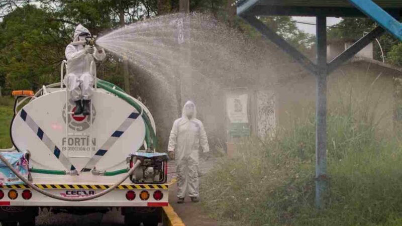 DESINFECTAN CENTRO DE SALUD DE MONTE BLANCO