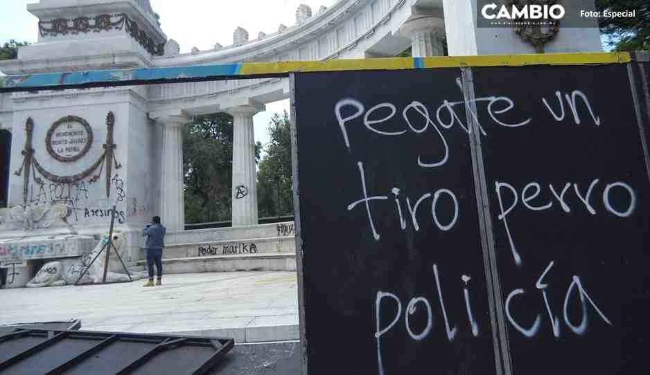 PROTESTANTES DERRIBAN VALLAS EN BELLAS ARTES Y AGREDEN A POLICÍAS