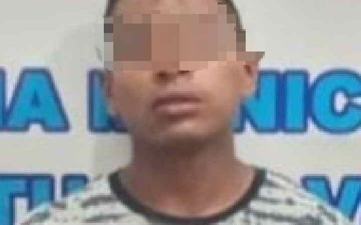 GOLPEA A EMPLEADA DE OXXO POR NEGARLE EL INGRESO