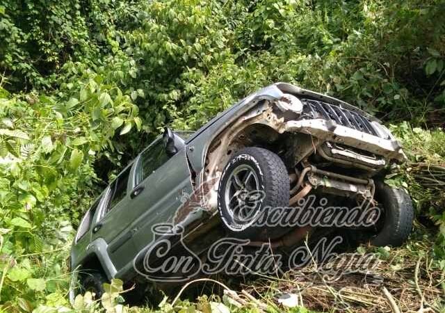 CAE CAMIONETA A FONDO DE UNA PENDIENTE