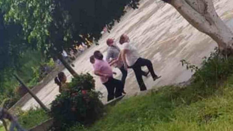 VENDEDORES RETIENEN A ALCALDE DE IXCATEPEC