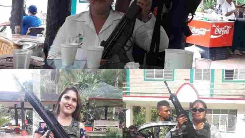 EXHIBEN A FUNCIONARIAS DE TEOCELO POSANDO CON ARMAS DE USO EXCLUSIVO DEL EJÉRCITO